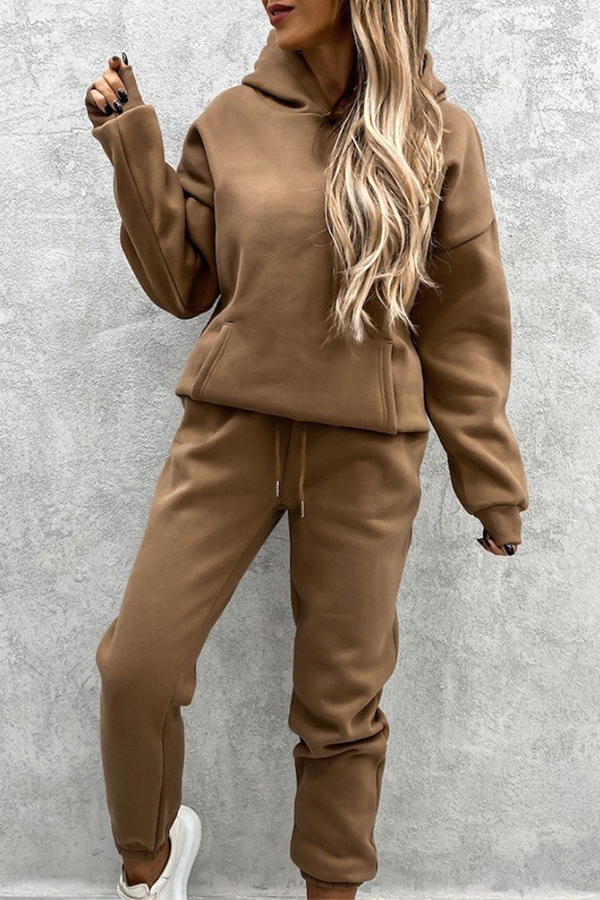 Conjunto deportivo de dos piezas con capucha, cuello alto, manga larga y bolsillos laterales divididos (4 colores)