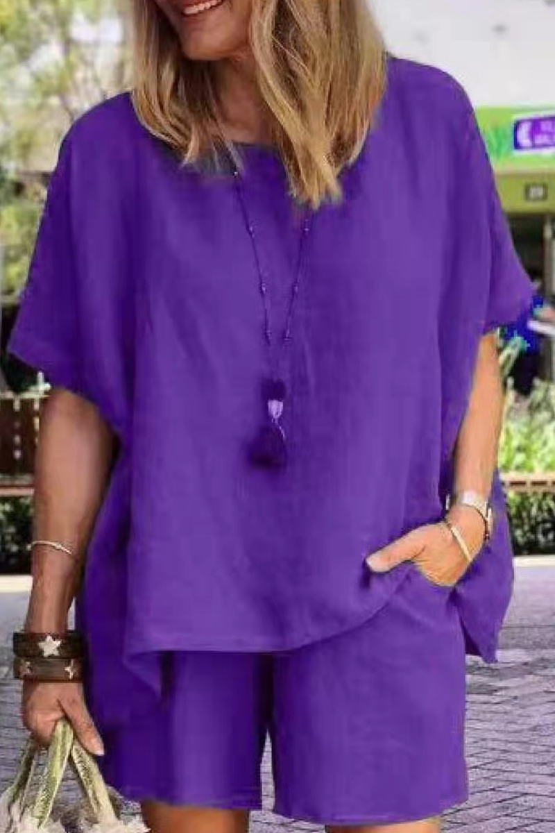 Conjunto de dos piezas de manga corta con cuello redondo y abertura en el pecho, color liso y moderno