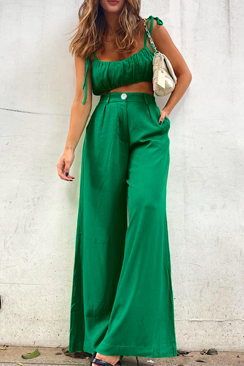 Conjunto informal de dos piezas con tirantes finos, sin mangas y abertura en la parte superior.