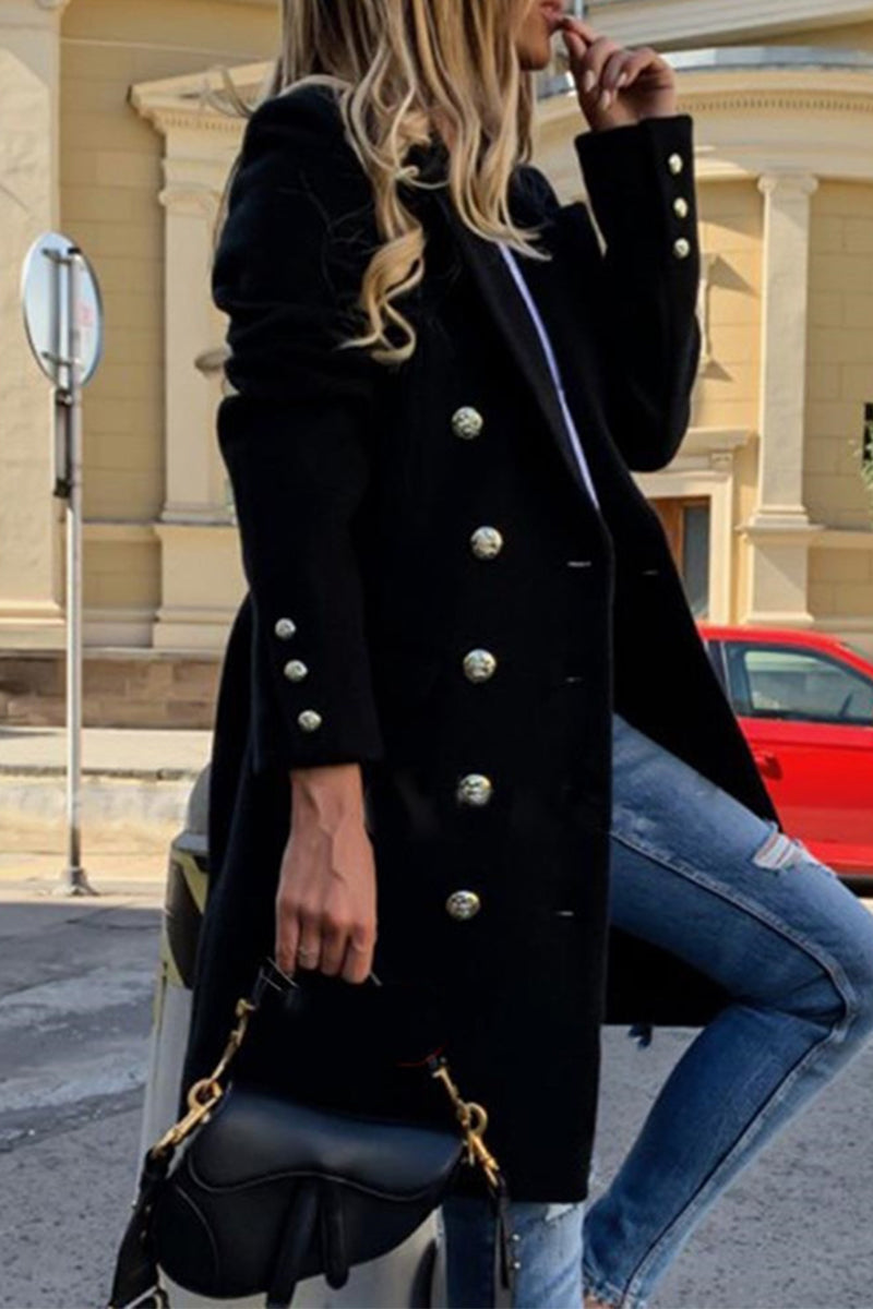 Elegante prenda exterior con cuello vuelto y patchwork