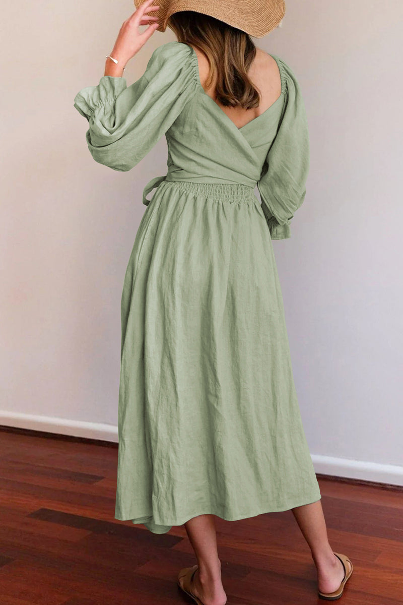 Elegante vestido de corte A con cuello cuadrado y volantes lisos