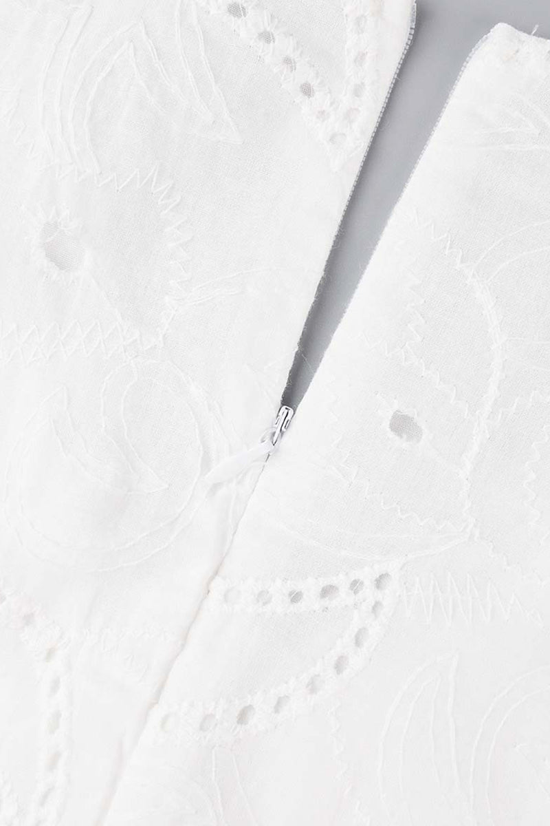 Vestidos elegantes y dulces con borlas lisas bordadas y escote en V ahuecado.