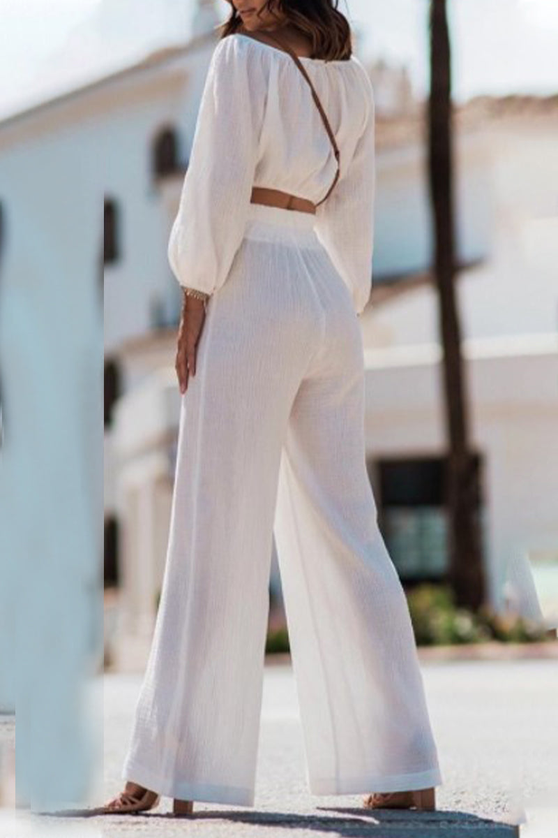 Conjunto de dos piezas informal, sencillo, liso, con pliegues y hombros descubiertos, manga larga