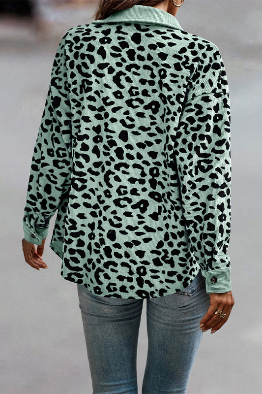 Blusa informal con cuello vuelto y bolsillo de leopardo