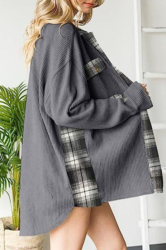 Blusa informal con cuello vuelto, bolsillos y contraste de bloques de color