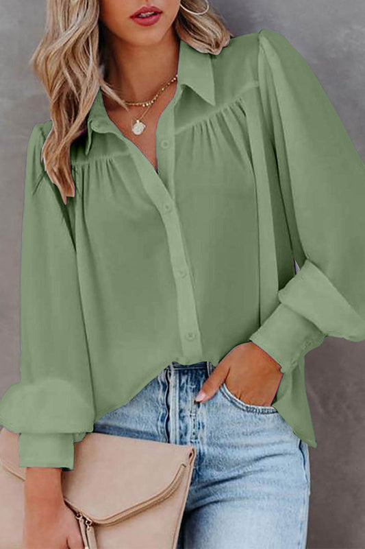 Blusa informal sencilla con botones lisos y cuello vuelto