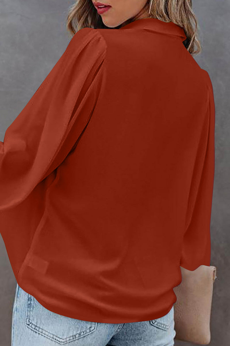 Blusa informal sencilla con botones lisos y cuello vuelto