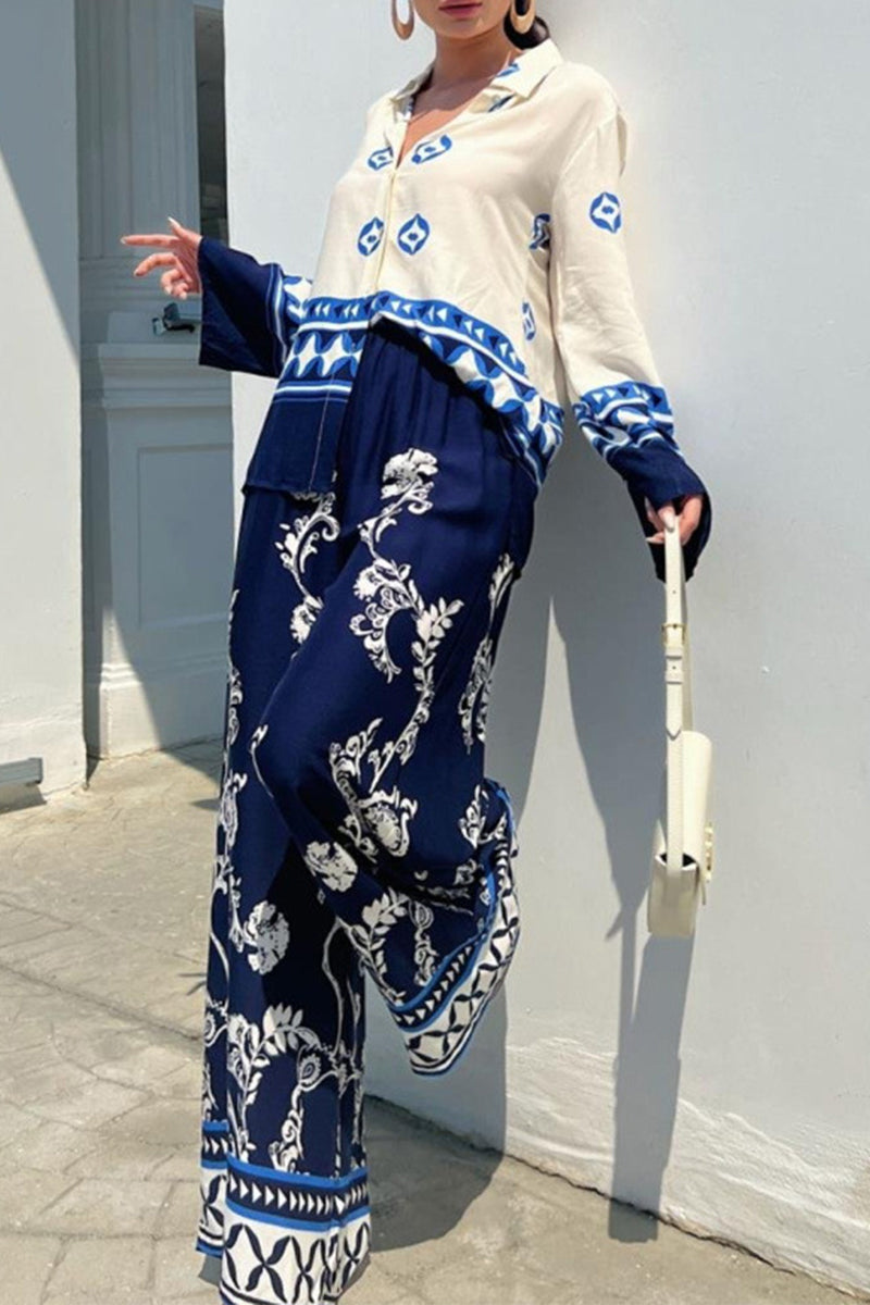 Conjunto informal de dos piezas con cuello vuelto, manga larga y estampado geométrico vintage