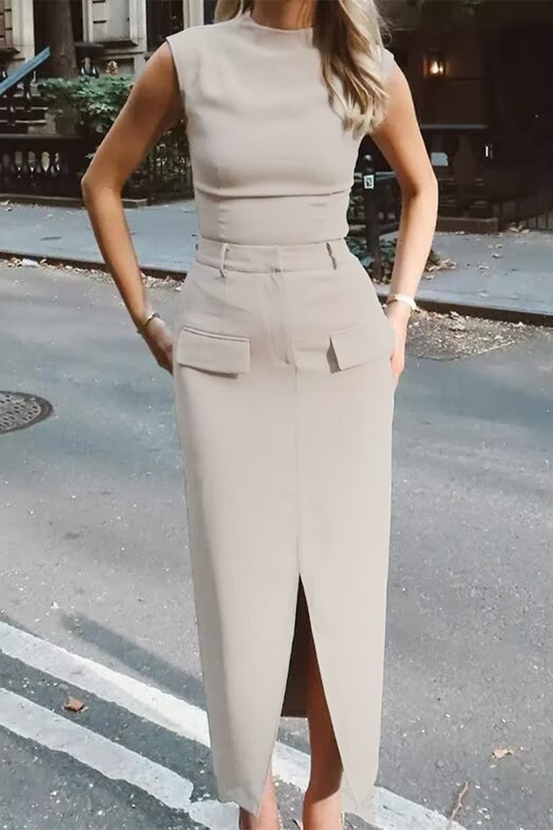 Conjunto informal de dos piezas con cuello alto, sin mangas, abertura en el lateral y un solo color