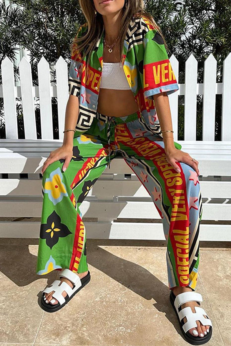 Conjunto de dos piezas informal de manga corta con cuello vuelto y cordón con estampado animal vintage