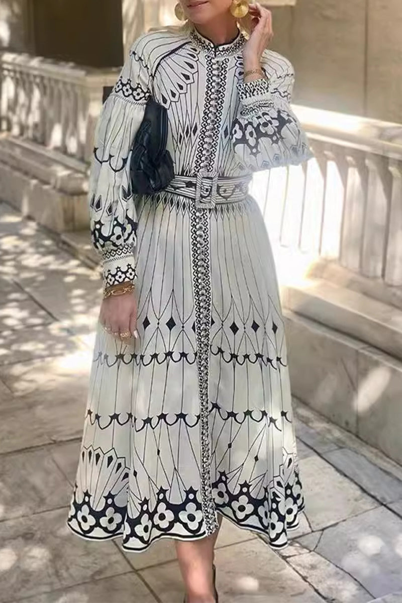 Elegante vestido de línea A con cuello alto y estampado de rayas con cinturón