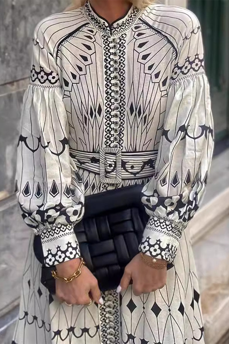 Elegante vestido de línea A con cuello alto y estampado de rayas con cinturón