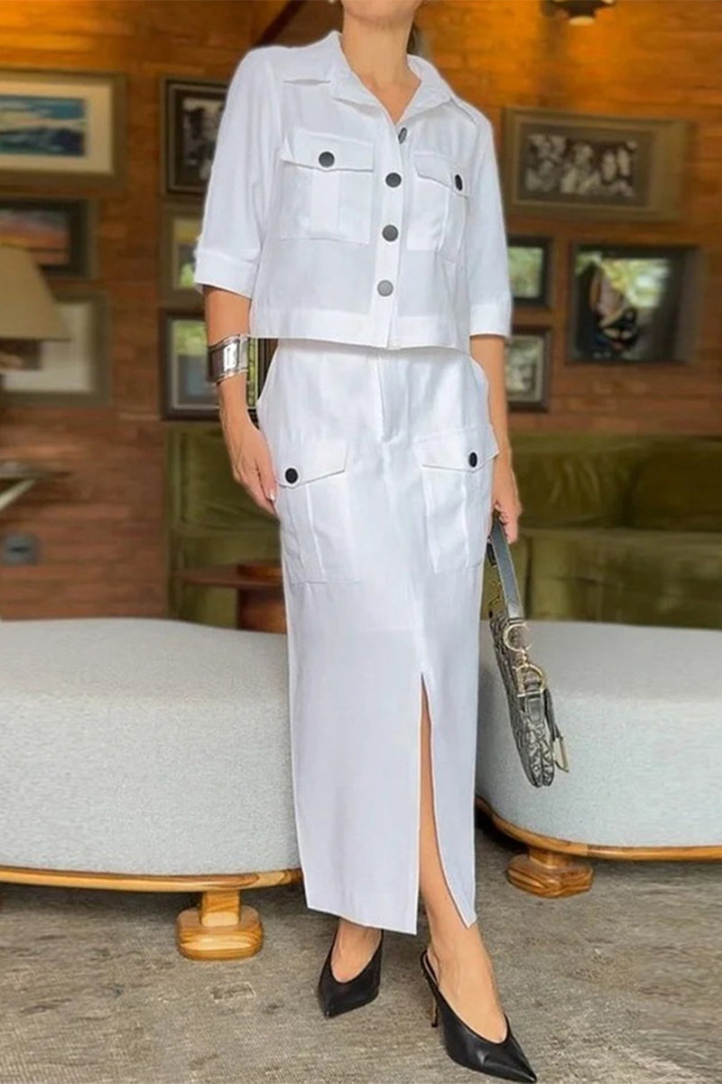 Conjunto informal de dos piezas con cuello vuelto, media manga, bolsillos, botones y aberturas.