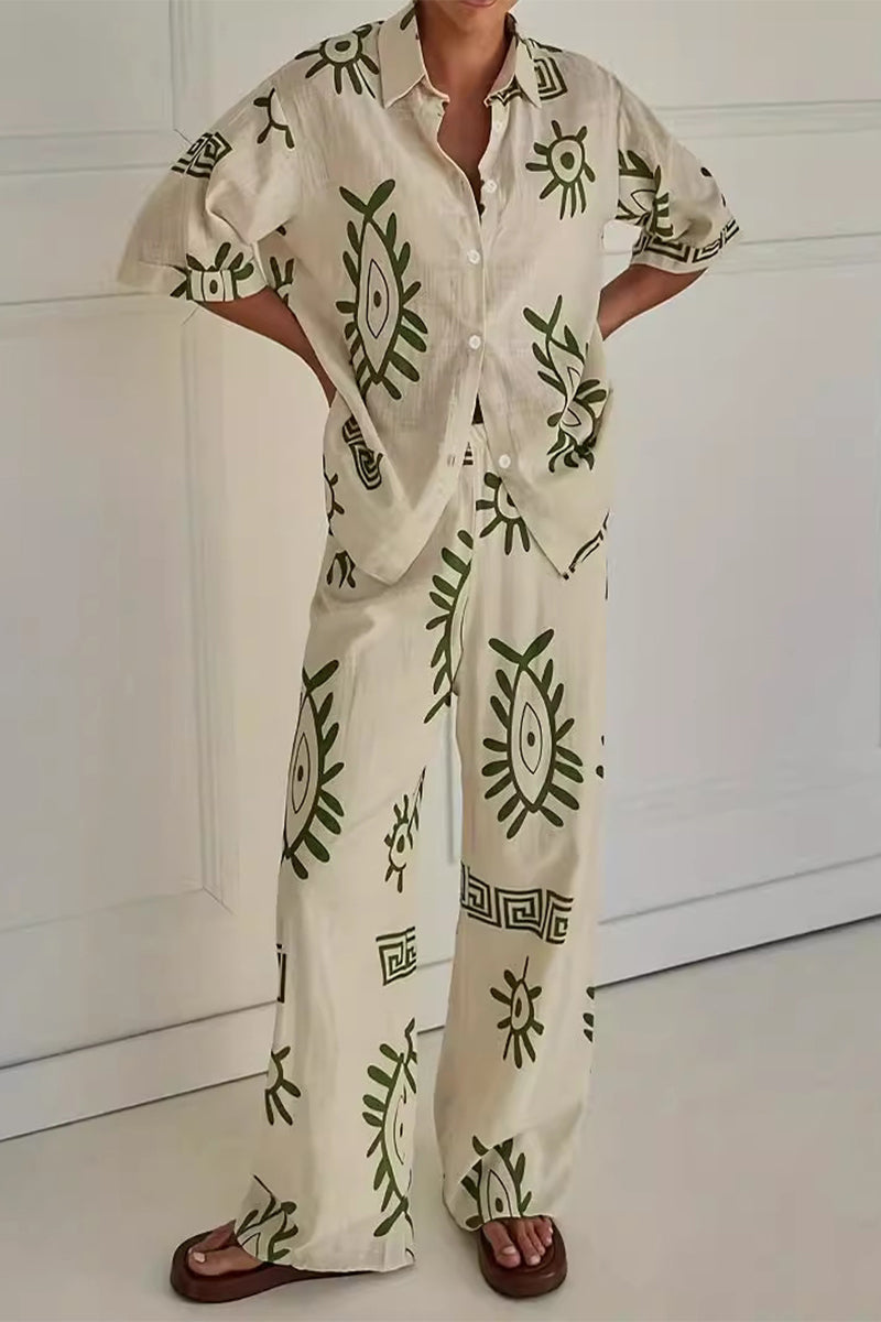 Conjunto informal de dos piezas con estampado geométrico, botones, cuello vuelto, manga corta