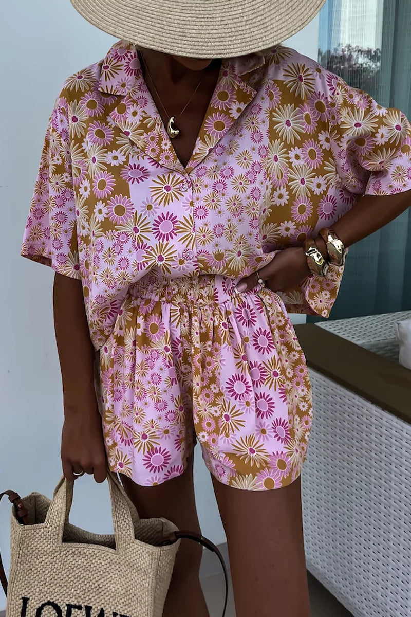 Conjunto informal de dos piezas con estampado floral de patchwork y cuello vuelto, manga corta