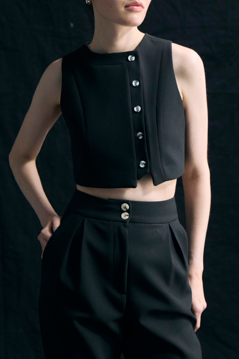 Conjunto informal de dos piezas con bolsillos, botones y cuello redondo, sin mangas