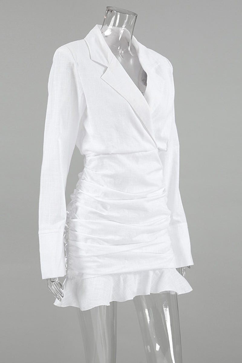 Elegante vestido con falda cruzada, cuello vuelto y volantes fruncidos