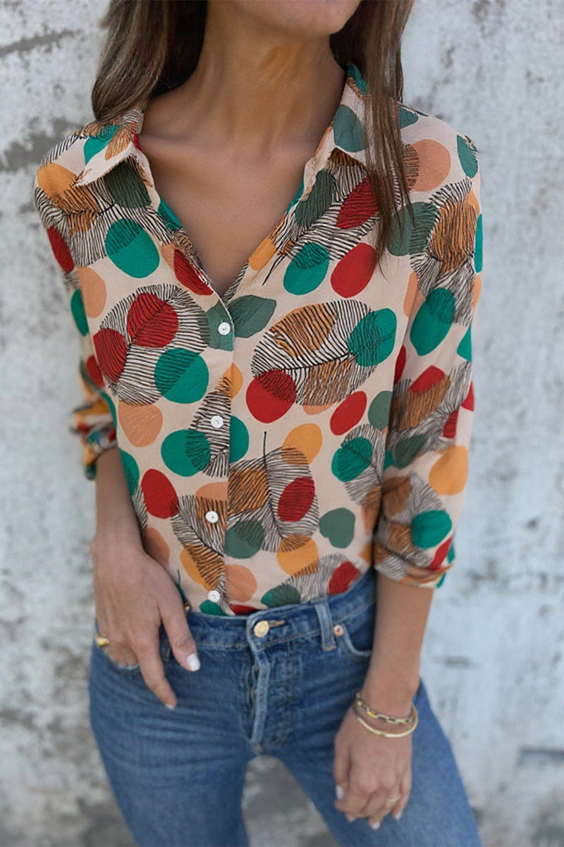Blusa informal con estampado de lunares, hojas, botones y cuello vuelto en contraste