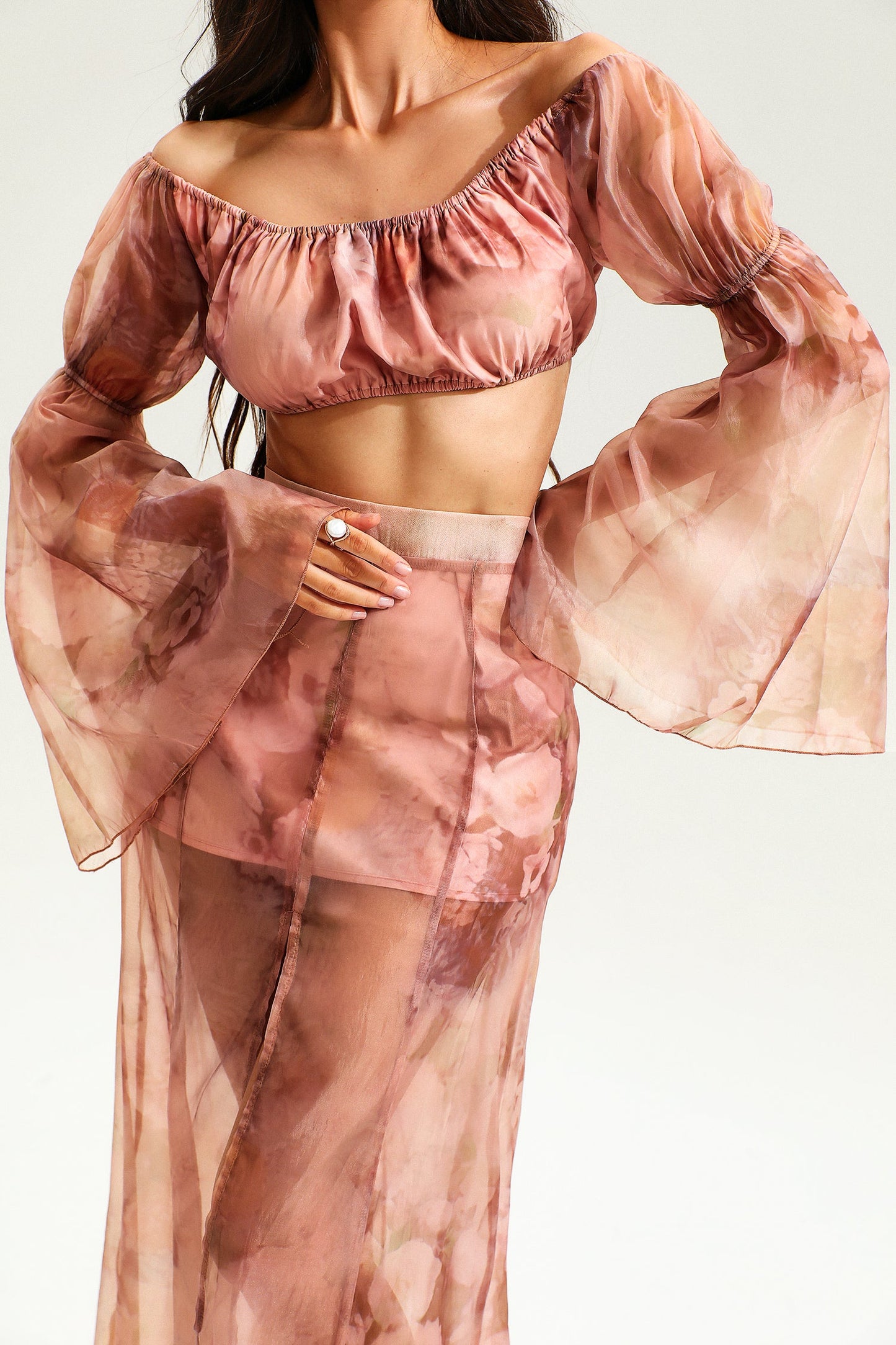 Conjunto de top fruncido con mangas acampanadas y falda larga con abertura floral