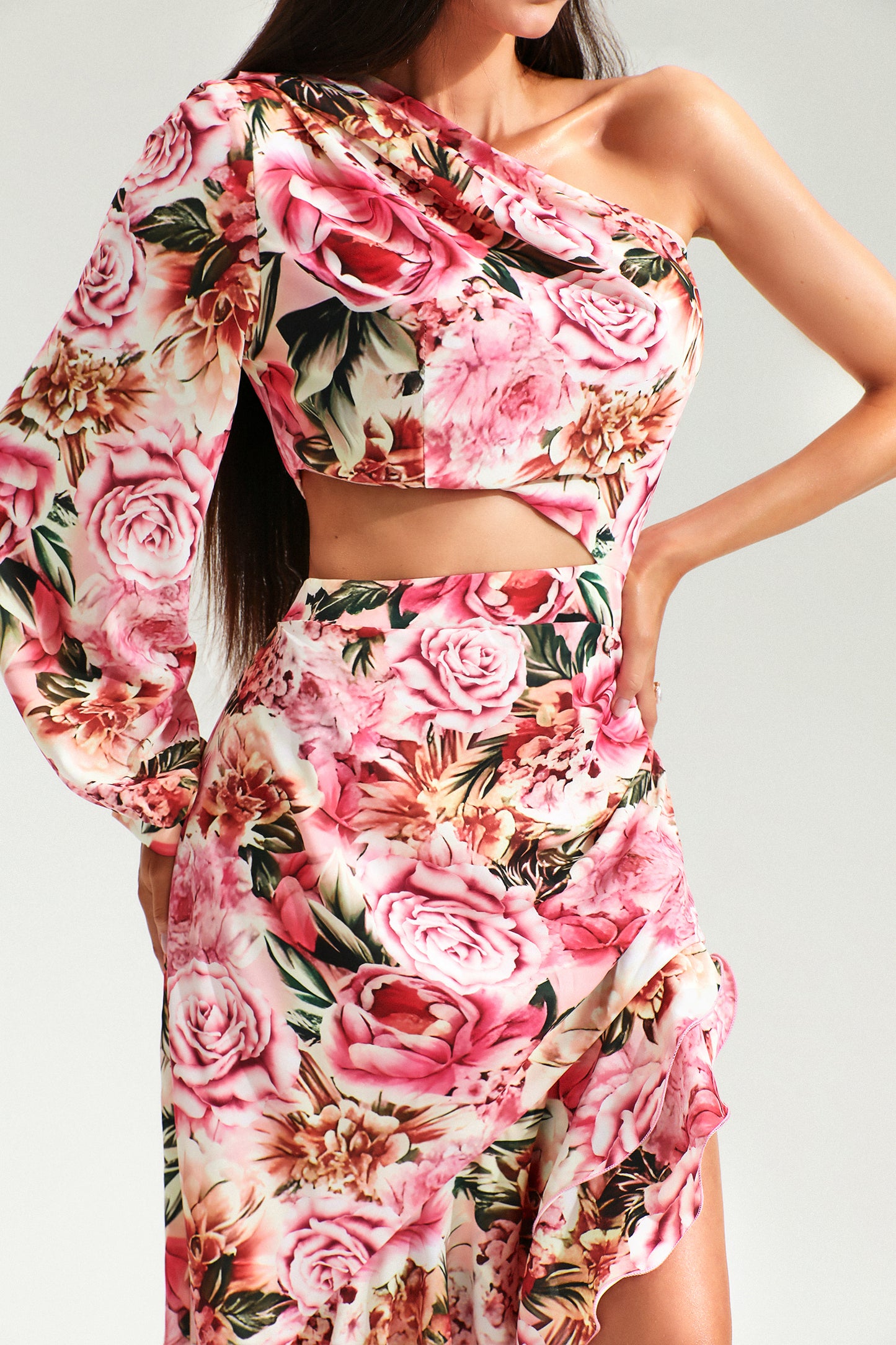 Vestido largo irregular con volantes, mangas largas y hombros inclinados y estampado floral