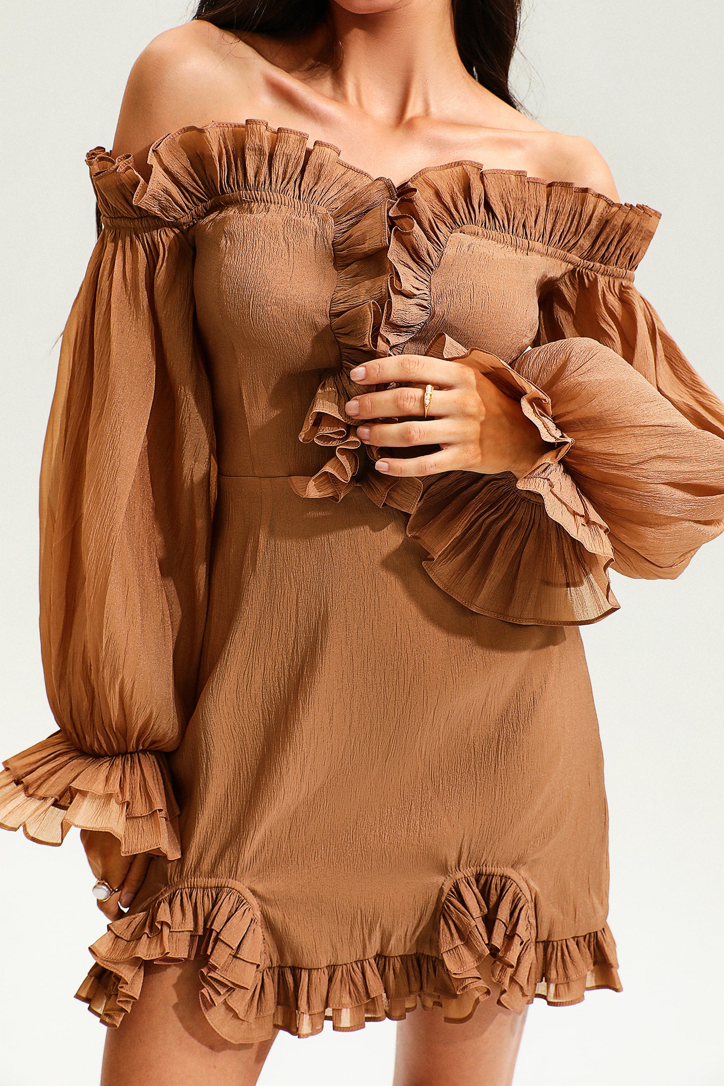 Vestido de vacaciones con volantes y hombros descubiertos