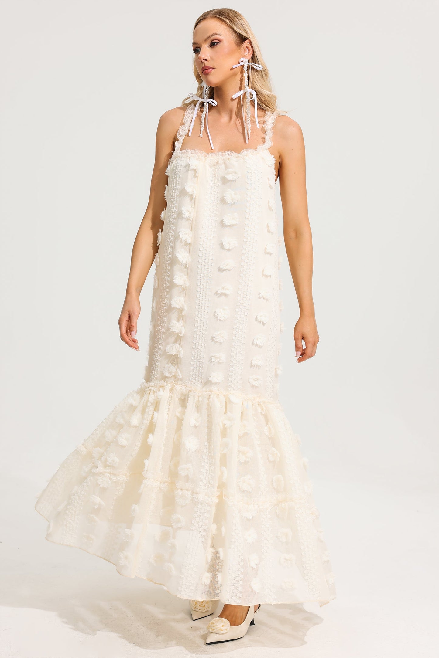 Vestido largo con cuello halter y flores en 3D con volantes