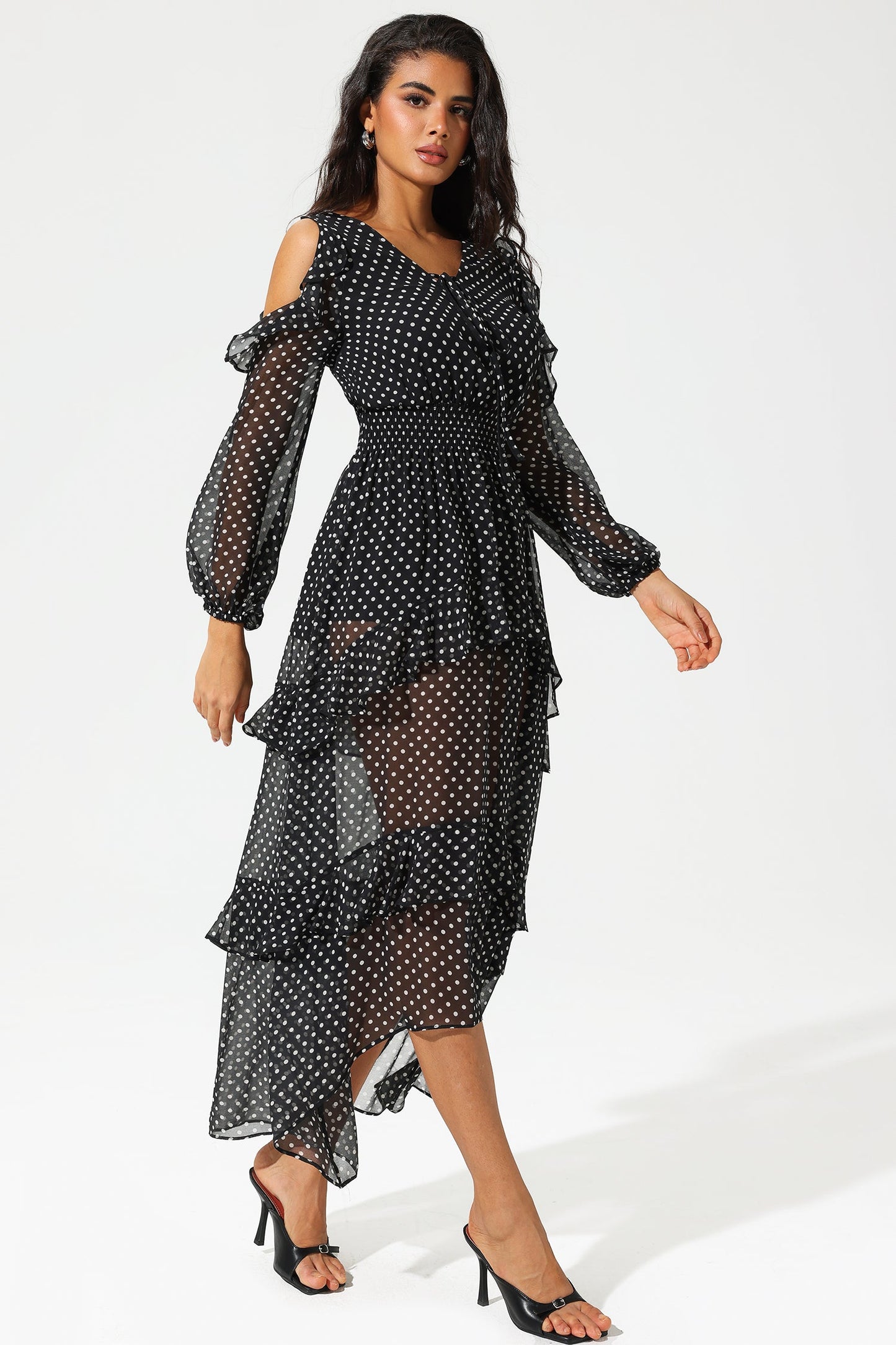 Vestido largo con hombros descubiertos, escote en V y volantes