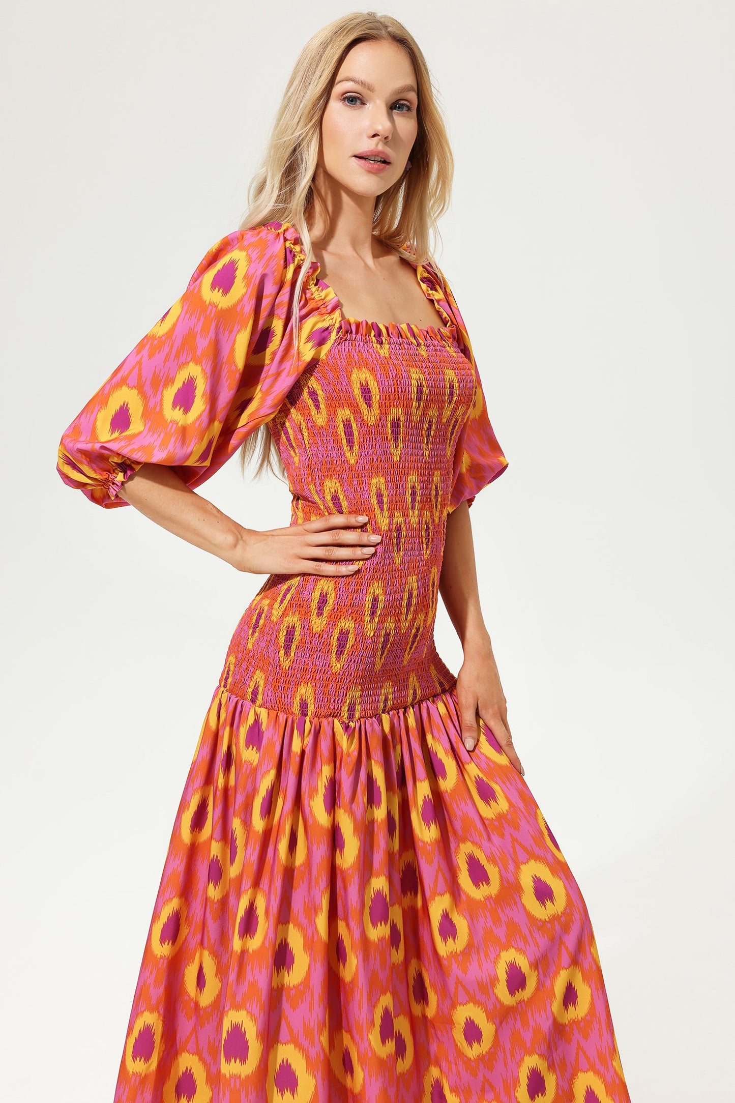 Vestido midi elástico fruncido con hombros descubiertos y mangas farol