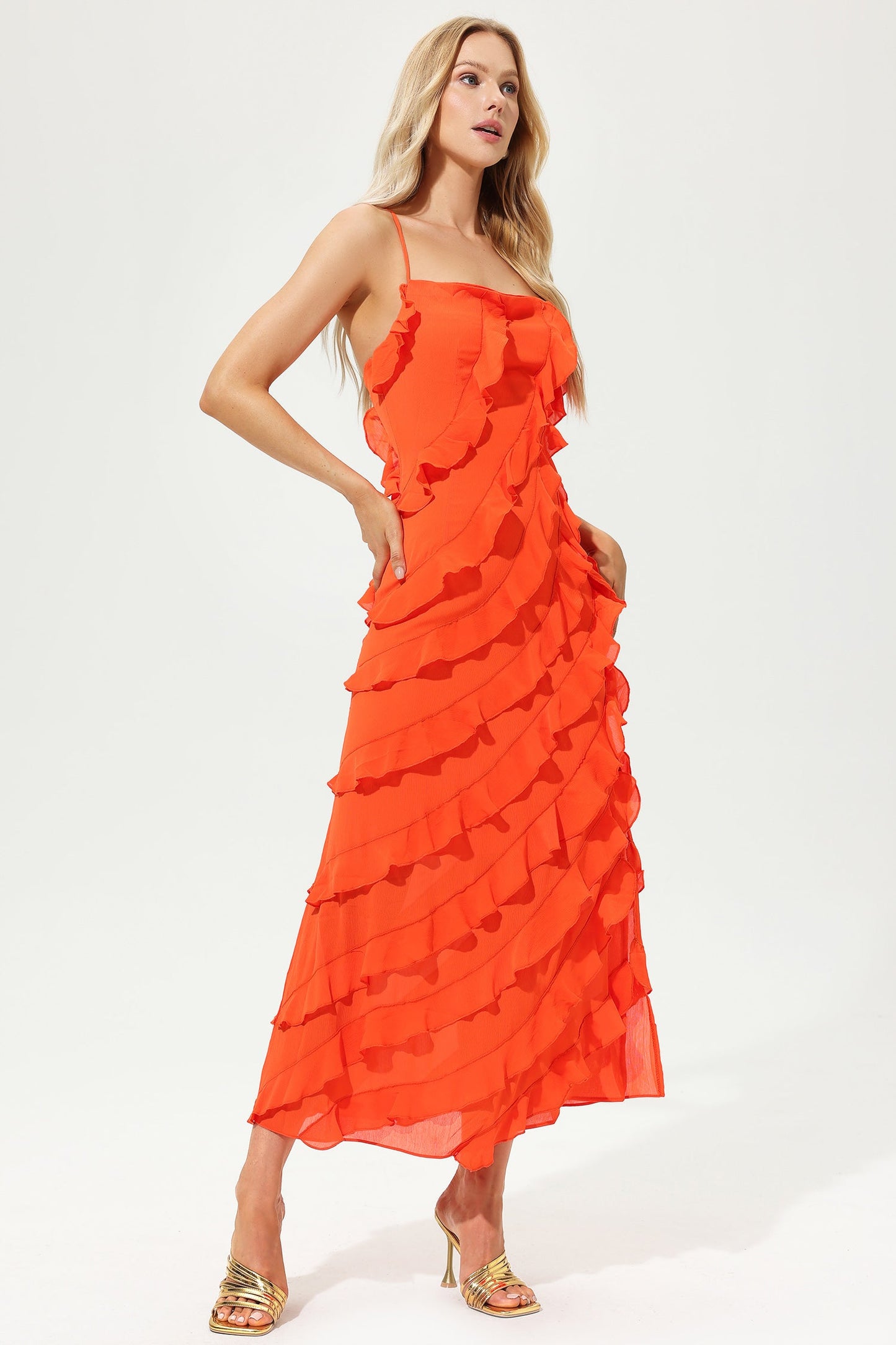 Vestido largo de tirantes con volantes en naranja