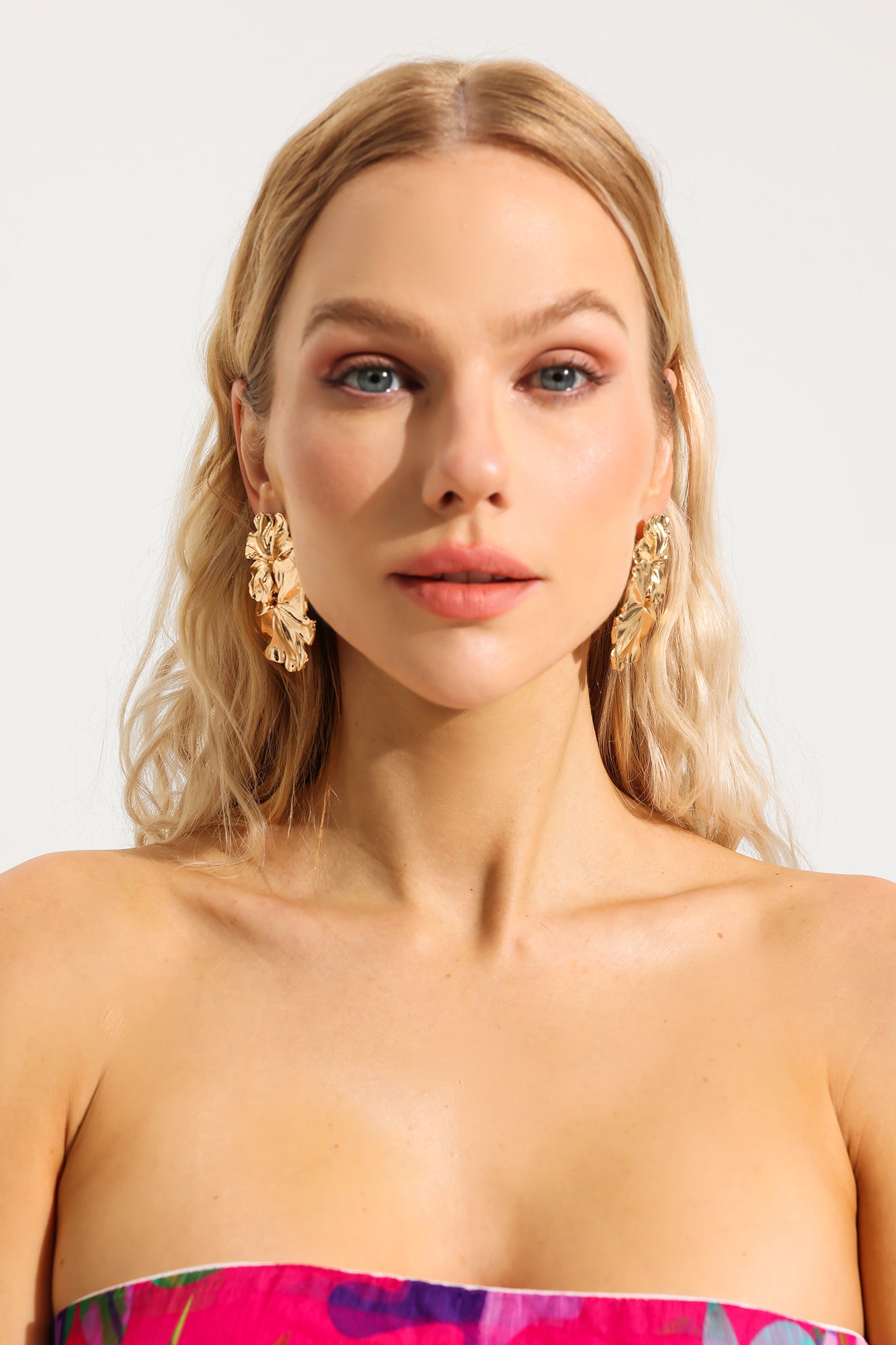 Pendientes florales de metal con forma irregular