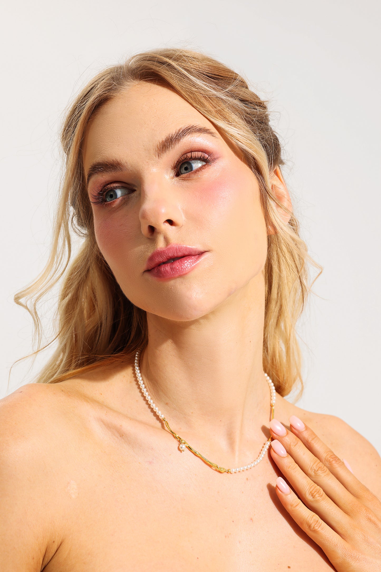 Collar de metal con perlas de imitación