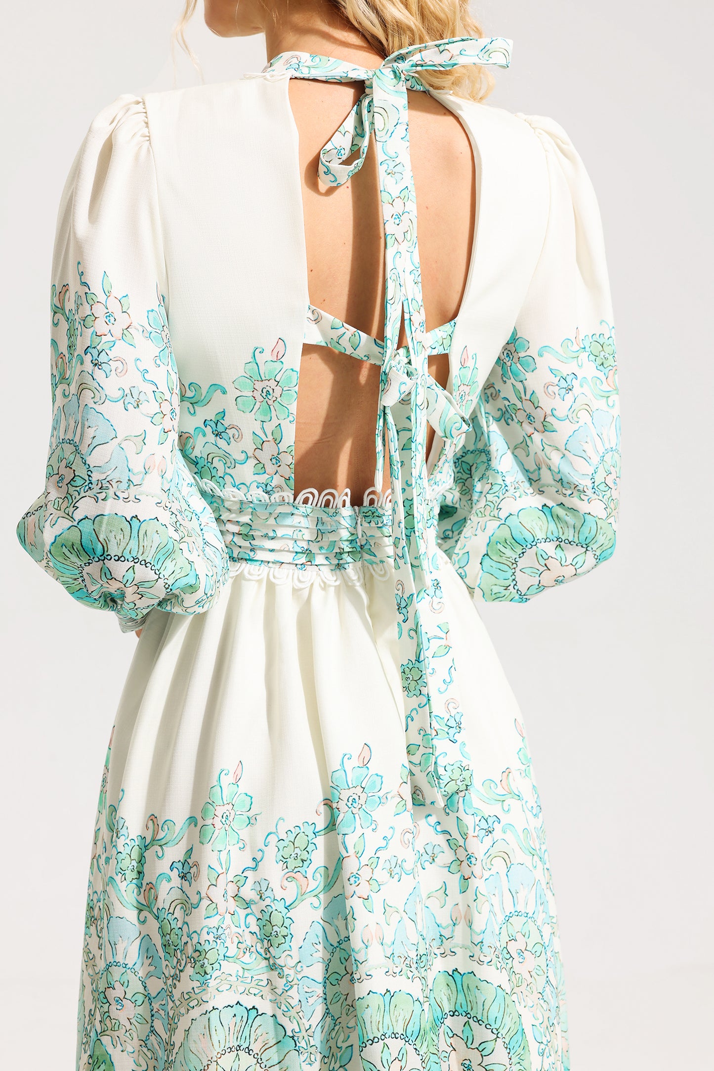 Vestido midi plisado con mangas farol y estampado floral