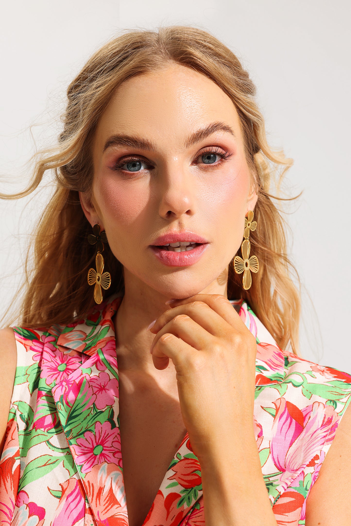 Pendientes florales de metal