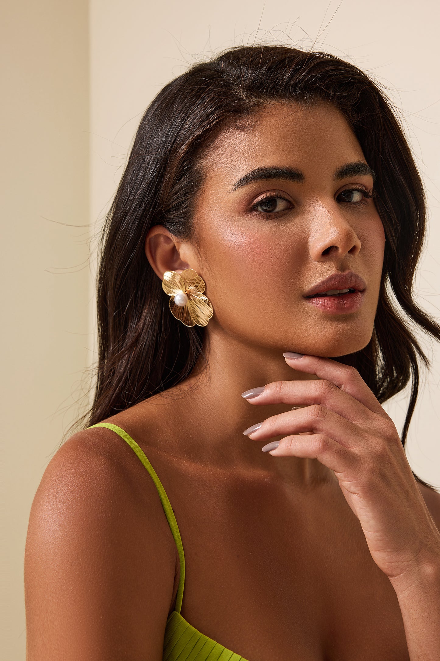 Pendientes de metal con perlas artificiales y forma floral