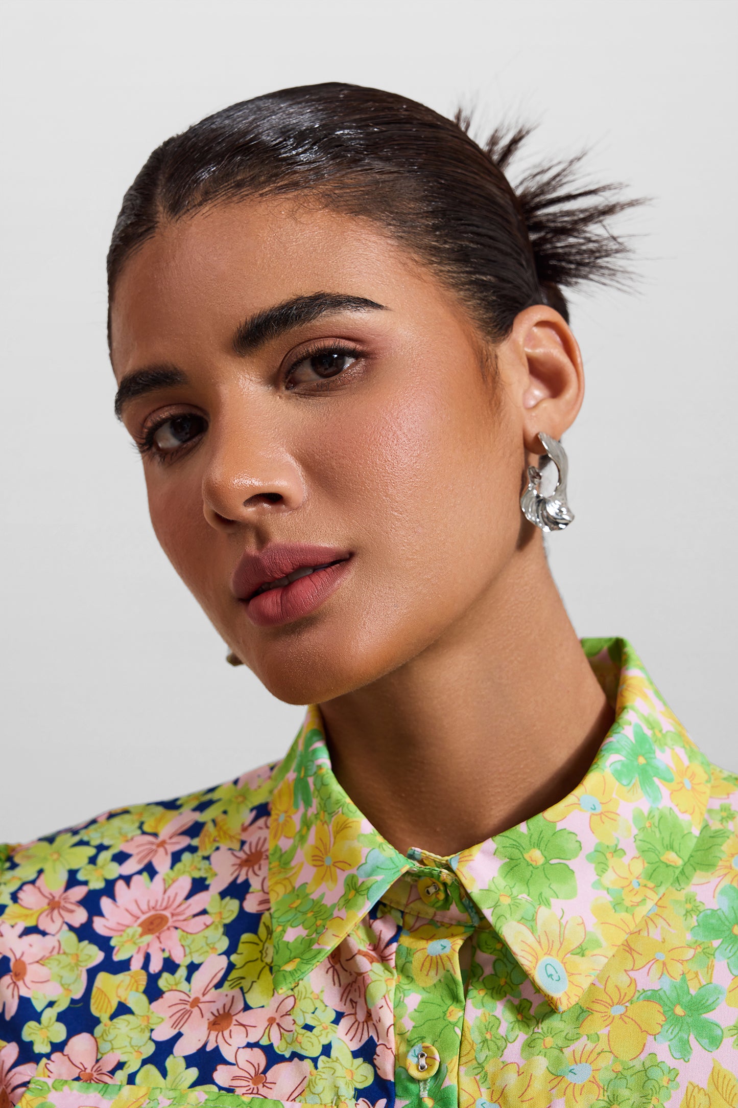 Pendientes de metal con textura irregular