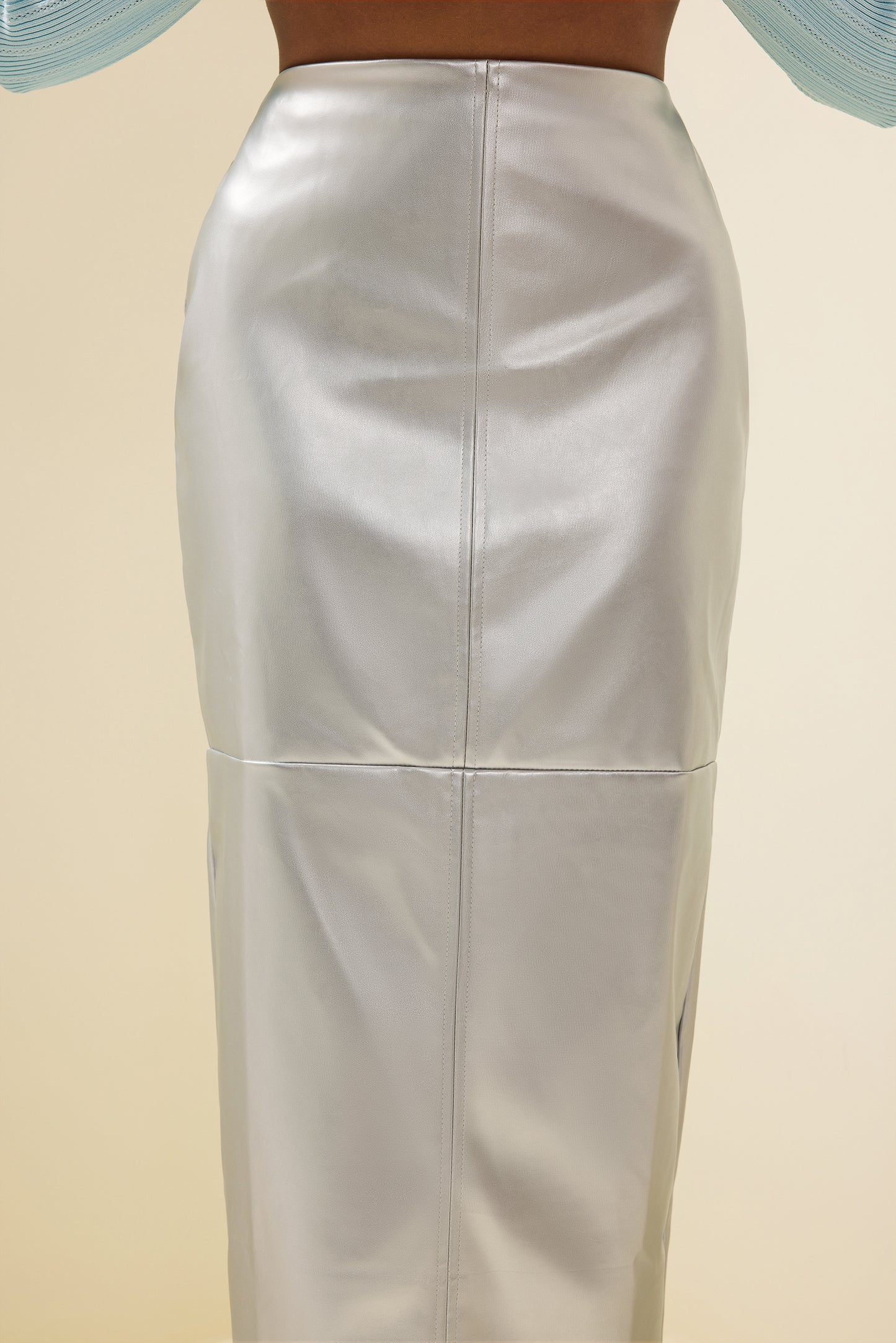 Falda midi de cuero con cintura alta y abertura