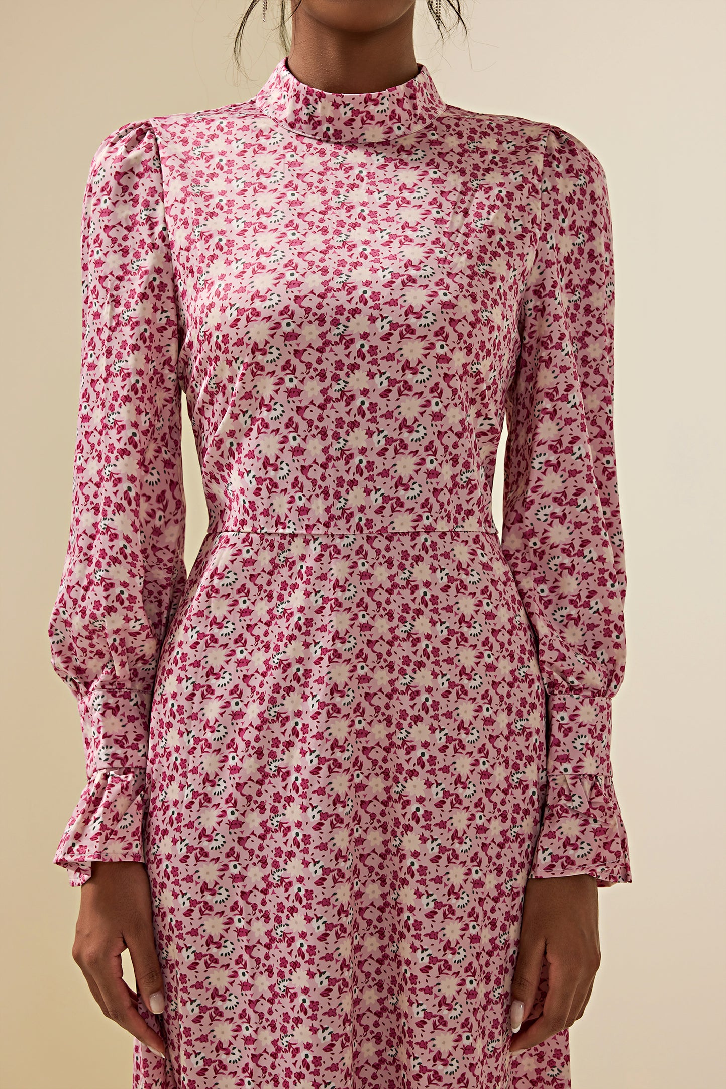 Vestido midi de manga larga con encaje floral