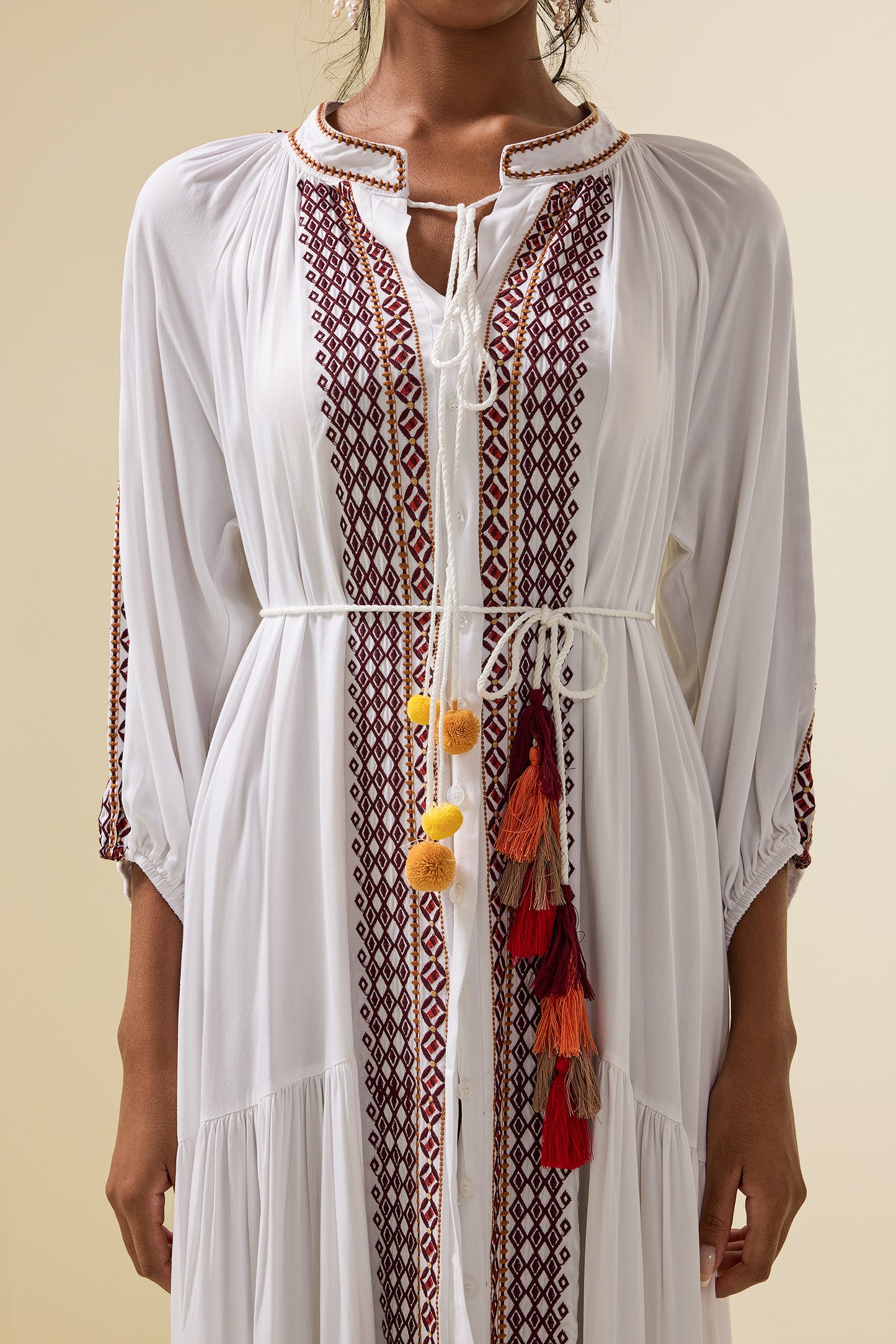 Vestido midi bordado con estampado paisley y cinturón