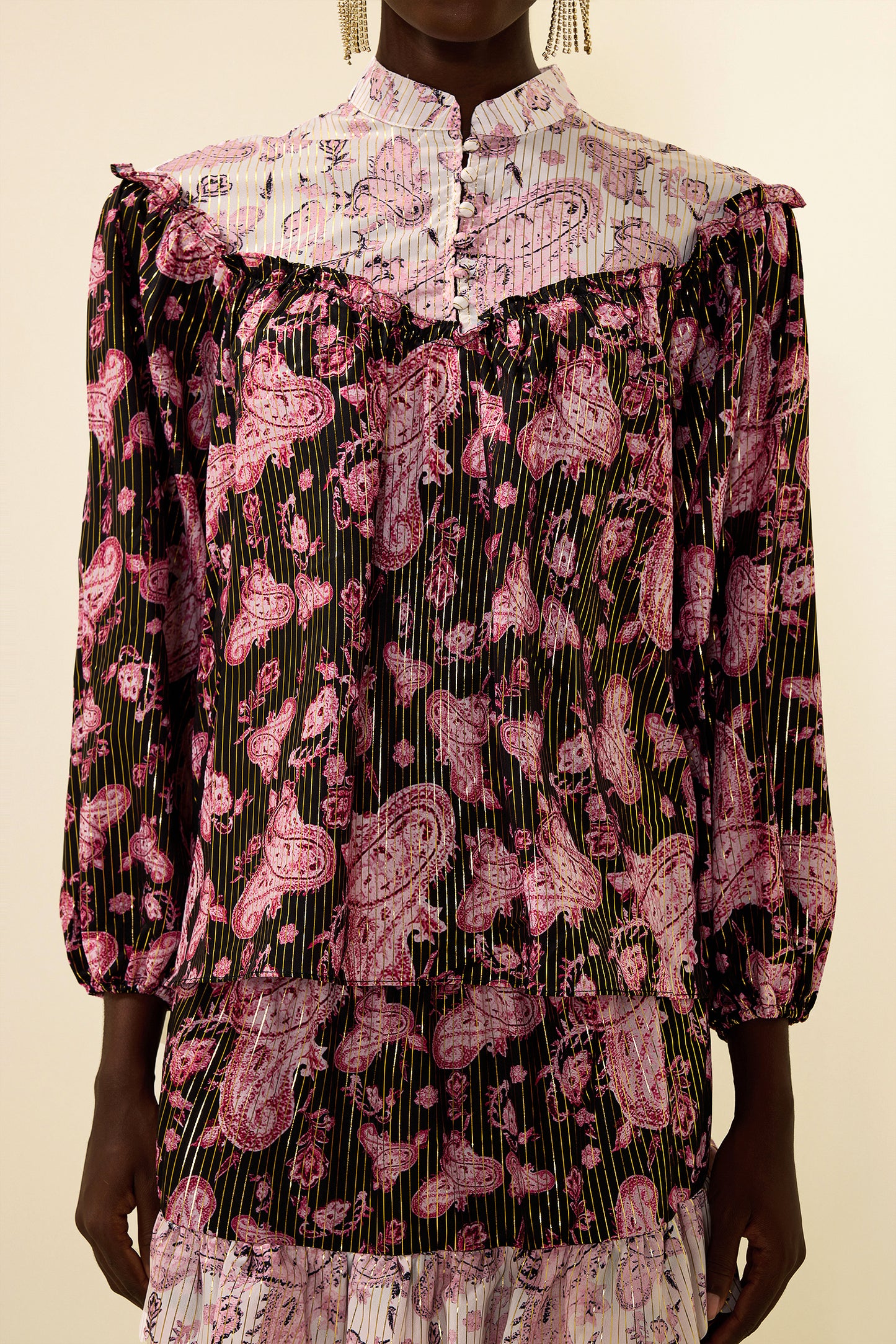 Vestido midi con estampado paisley y lámina dorada