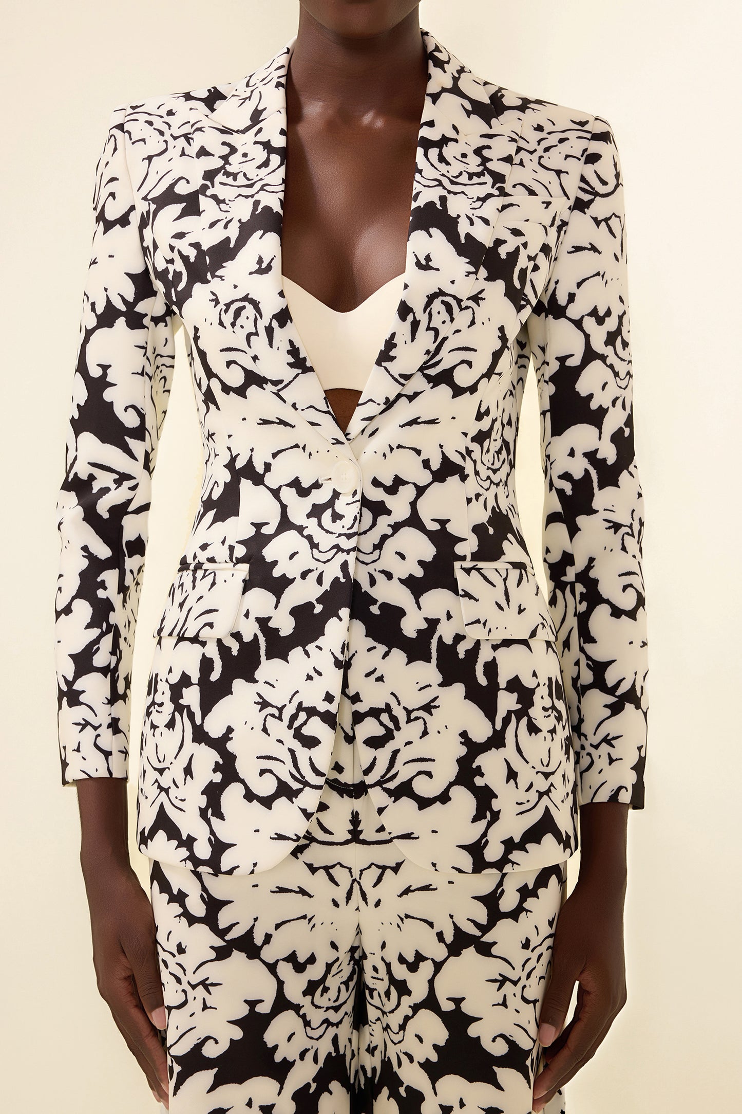 Conjunto de top con hombreras florales y pantalón de cintura alta