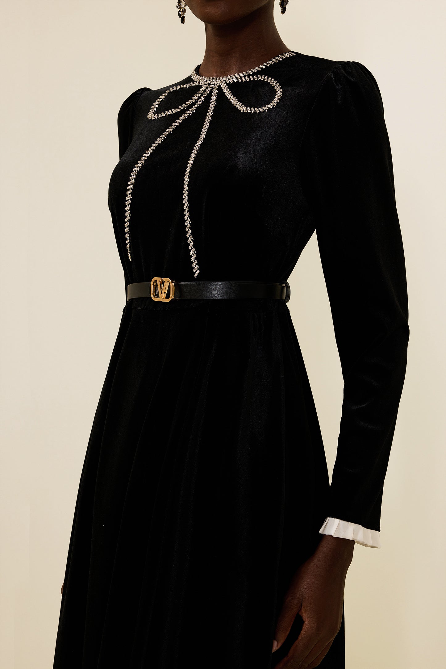 Vestido midi de terciopelo con lazo de diamantes de imitación