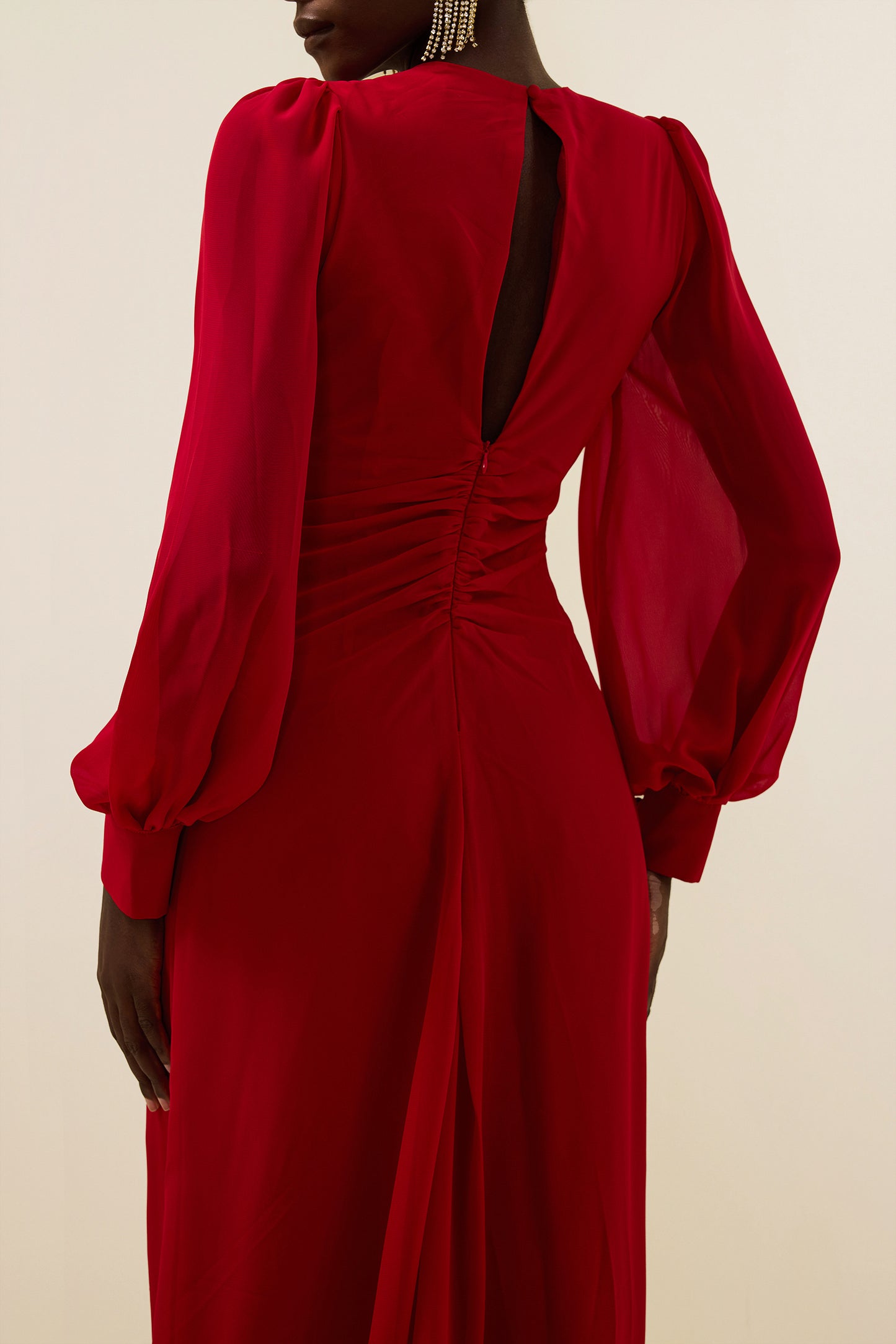 Vestido largo liso con mangas farol y nudo