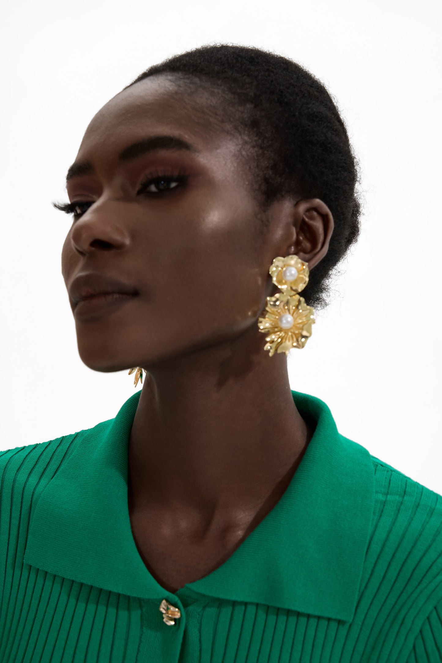 Pendientes de metal con perlas de imitación en forma de flor