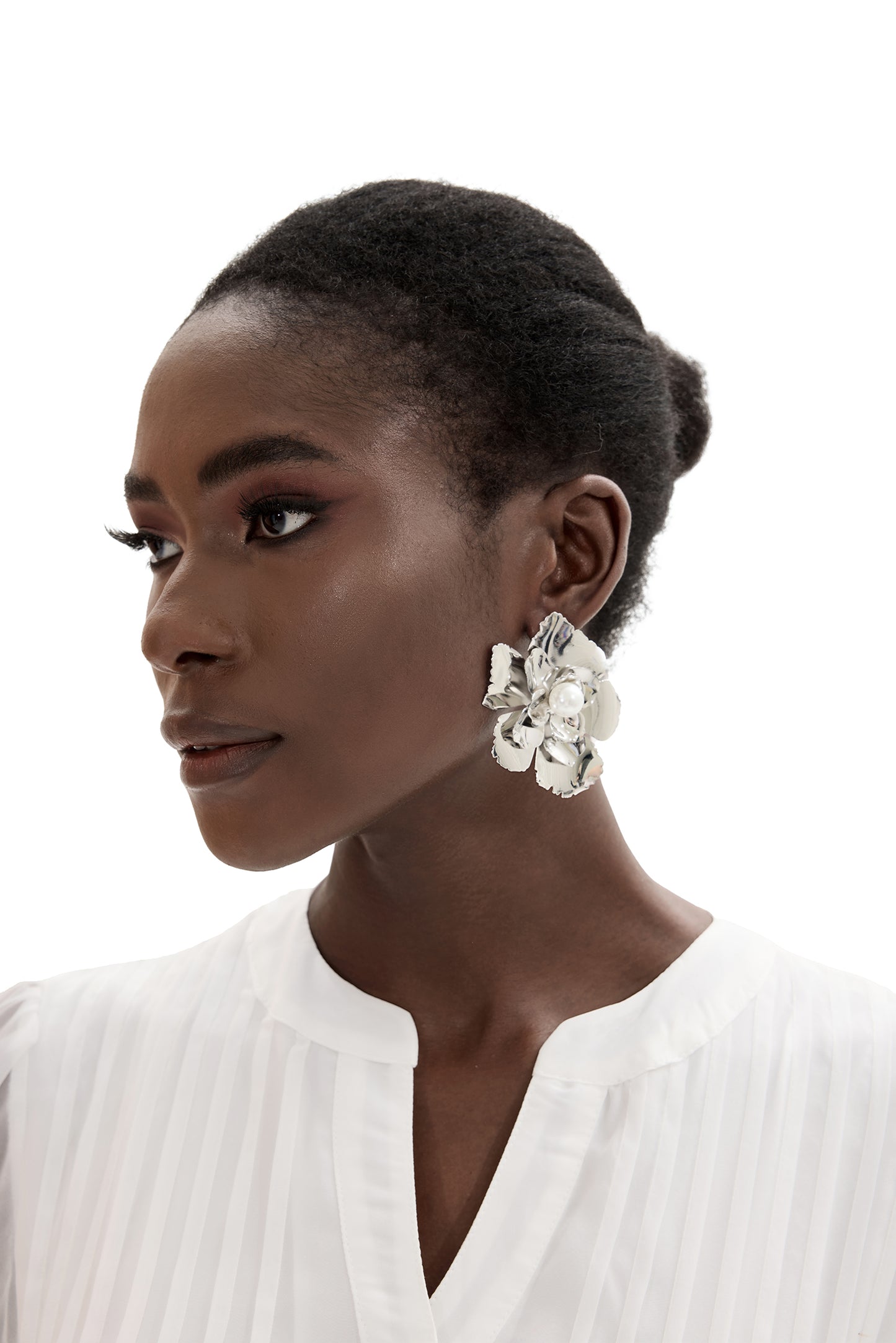 Pendientes de metal con perlas de imitación en forma de flor