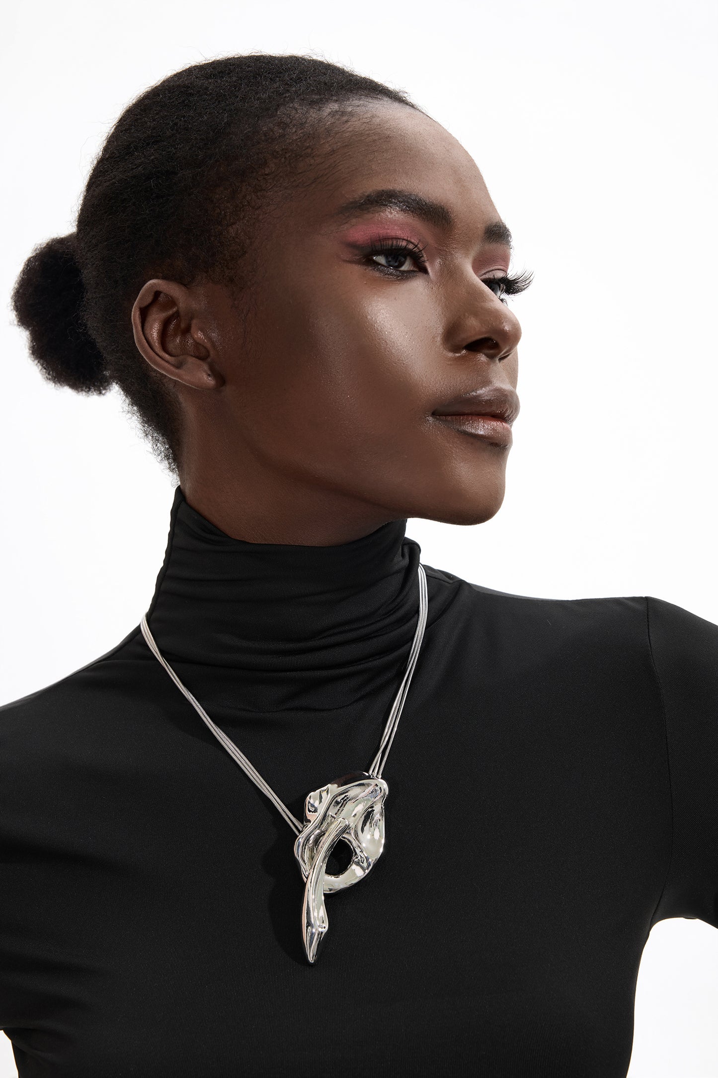 Collar de capas de metal y plata