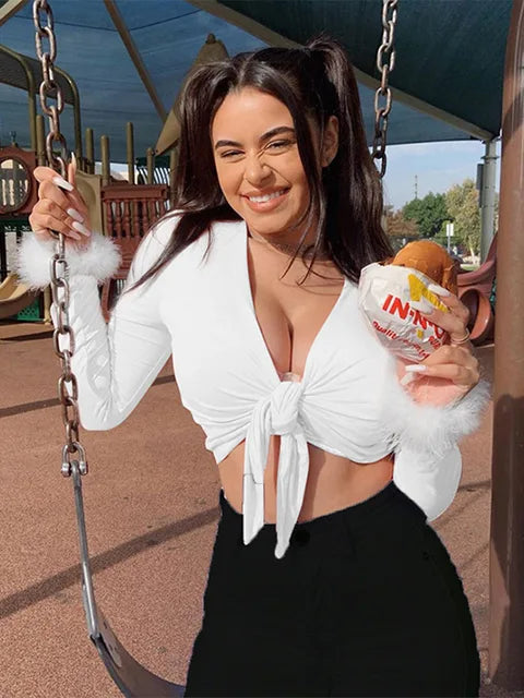 2025 Tops cortos sexys de manga larga con cuello en V y piel, estilo vendaje envolvente, ropa de calle para mujer, trajes de fiesta para club, camisetas para otoño e invierno