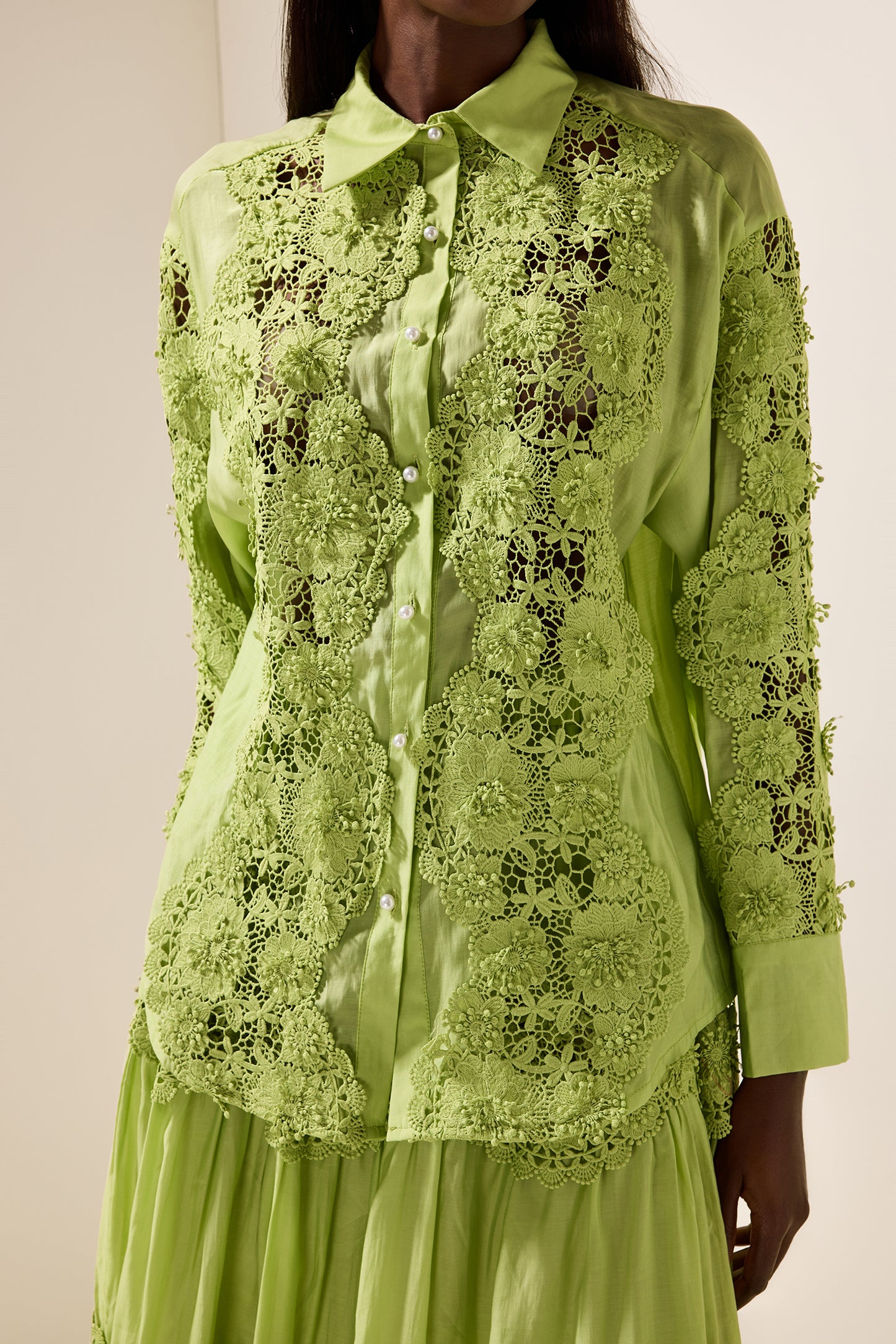 Conjunto de top liso con encaje bordado y falda midi de cintura media con encaje