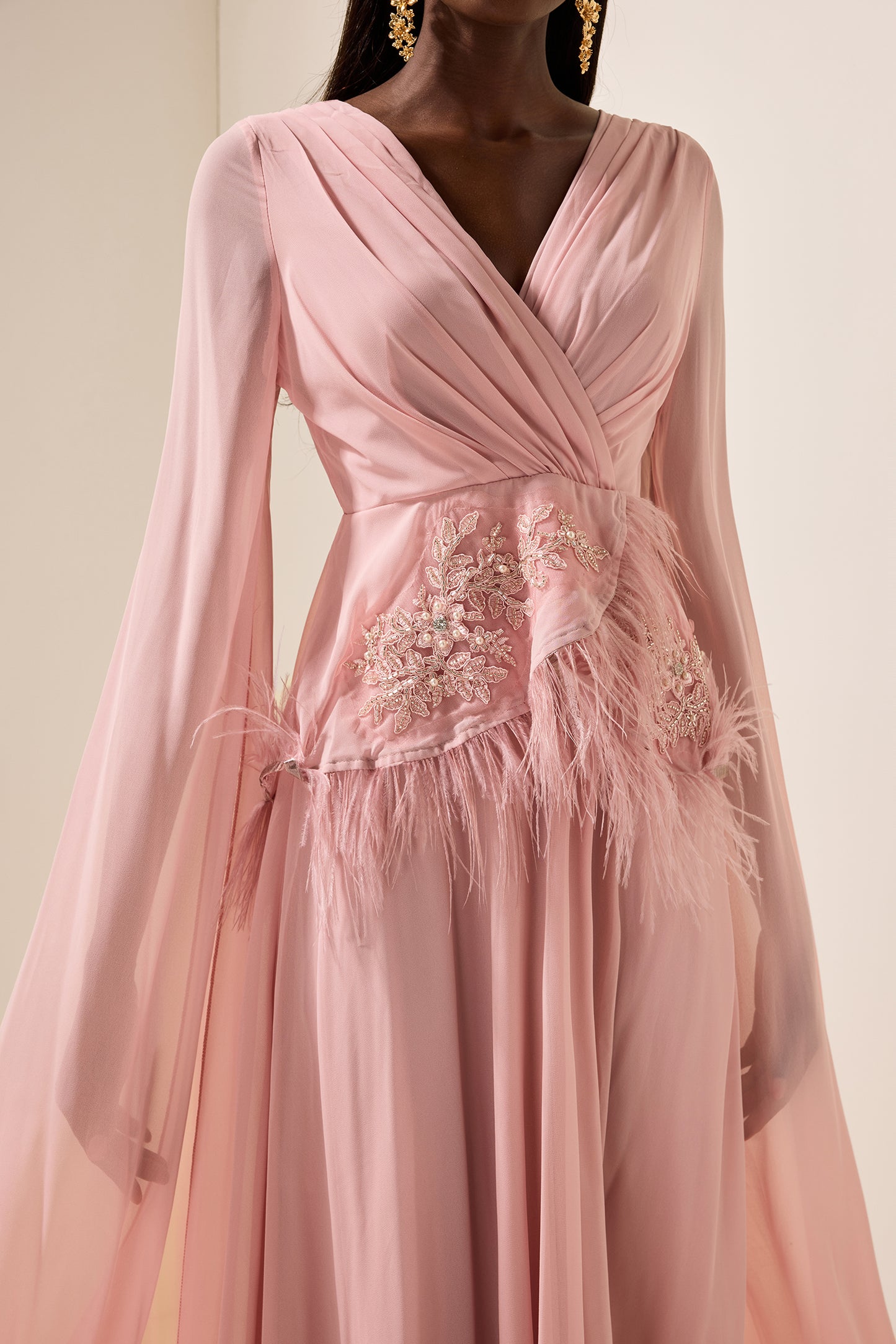 Vestido largo liso con plumas bordadas