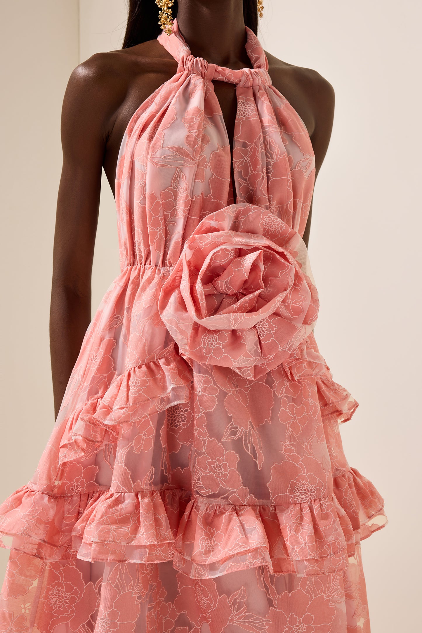 Vestido largo sin mangas con cuello halter y flores 3D