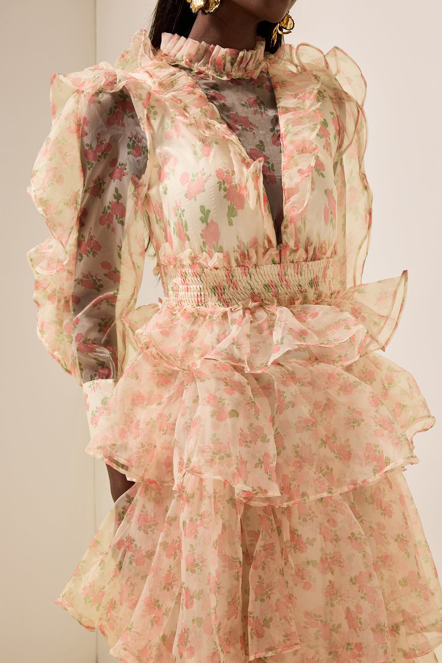 Vestido midi escalonado con fruncido y mangas largas con estampado floral